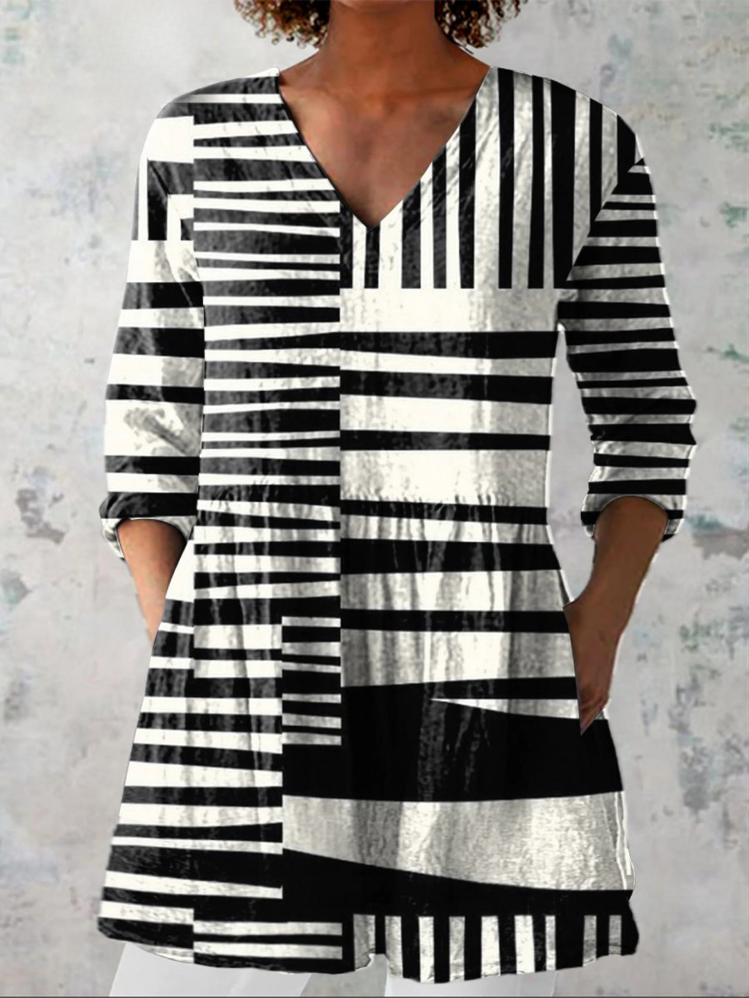 Women's Black and White Print V-Neck Long Blouse