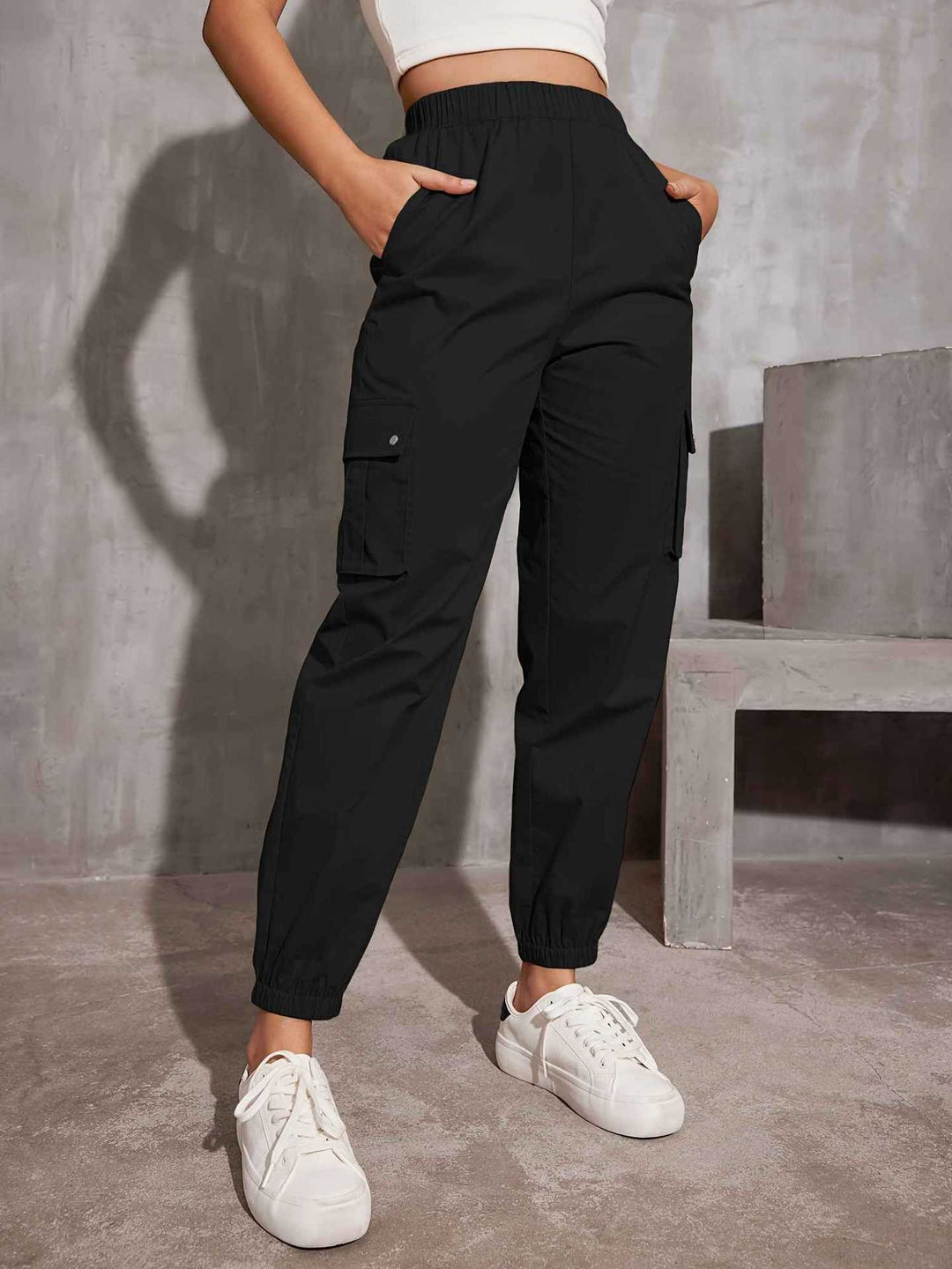 Women's tapered cargo pants black