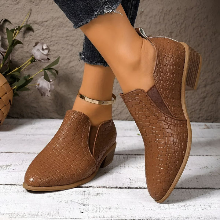 Women's lace up Oxford shoe in brown