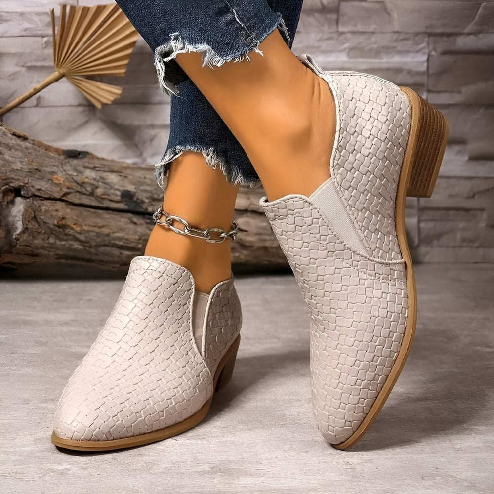 Women's lace up Oxford shoe in beige