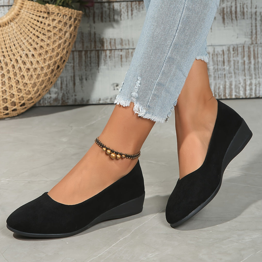 Women's low wedge ballerina flat in black