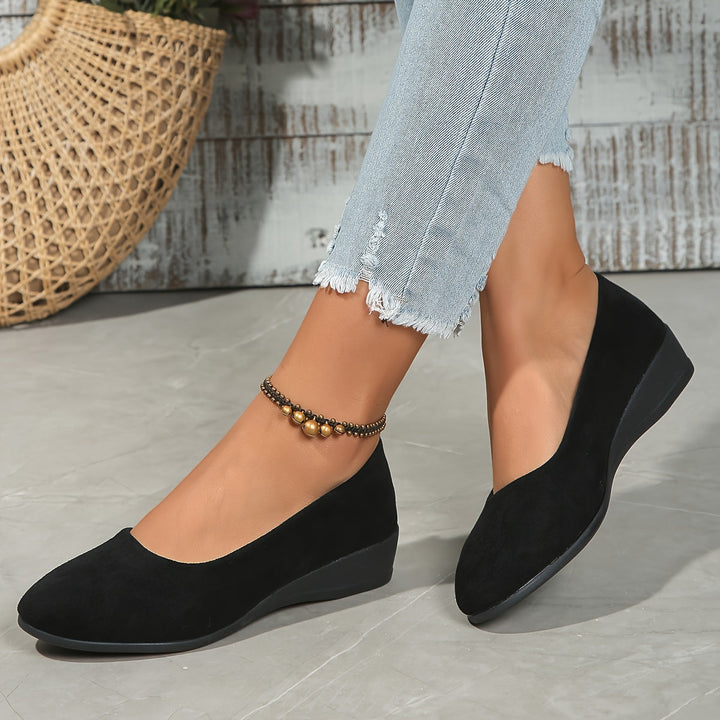 Women's low wedge ballerina flat in black